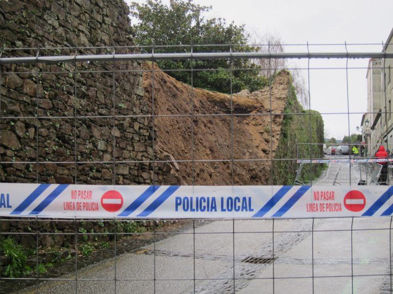 El Ayuntamiento y el Consorcio examinan los muros de Santiago tras la muerte de un hombre por un derrumbe