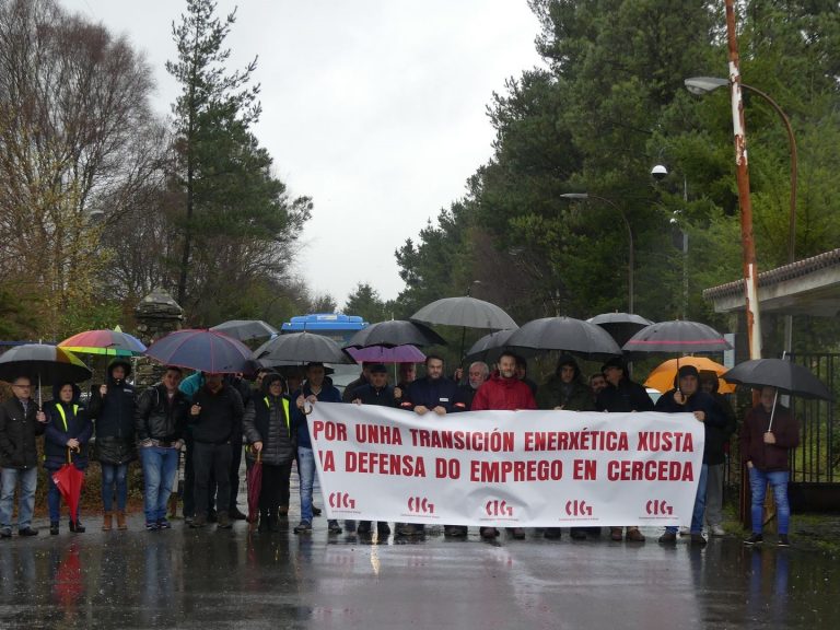 Protesta ante la central de Meirama para exigir una transición energética «justa»