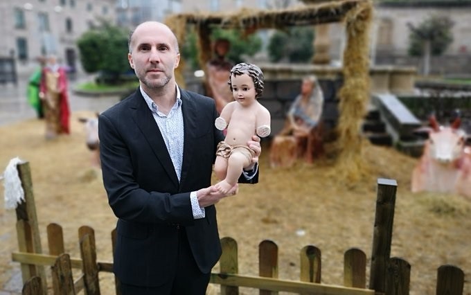 Aparece con los brazos rotos el Niño Jesús del belén de Ourense