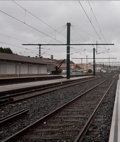 Adif licita por 3,7 millones el tratamiento de andenes y cruces entre andenes en la estación de Monforte de Lemos