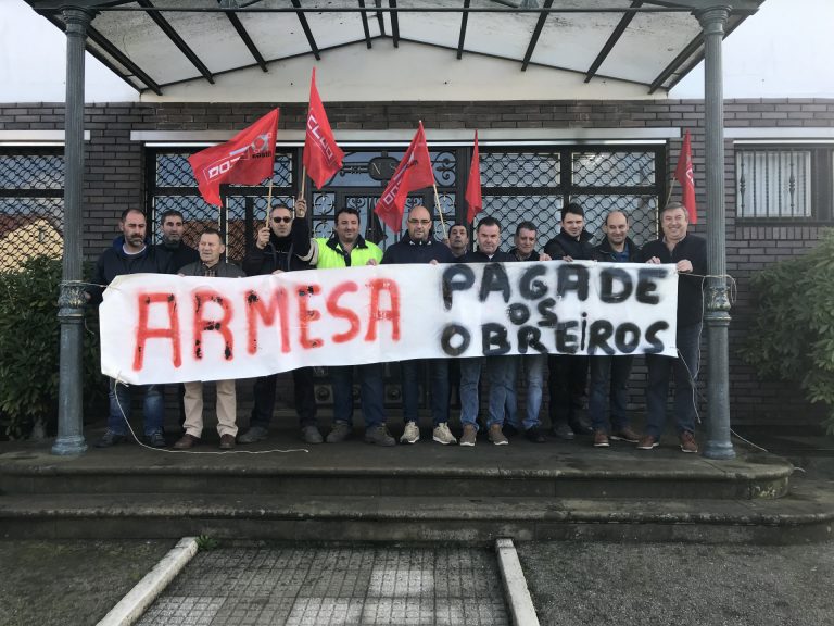 Trabajadores de Armesa protestan en Santiago contra el cierre de la empresa y el despido de 15 empleados