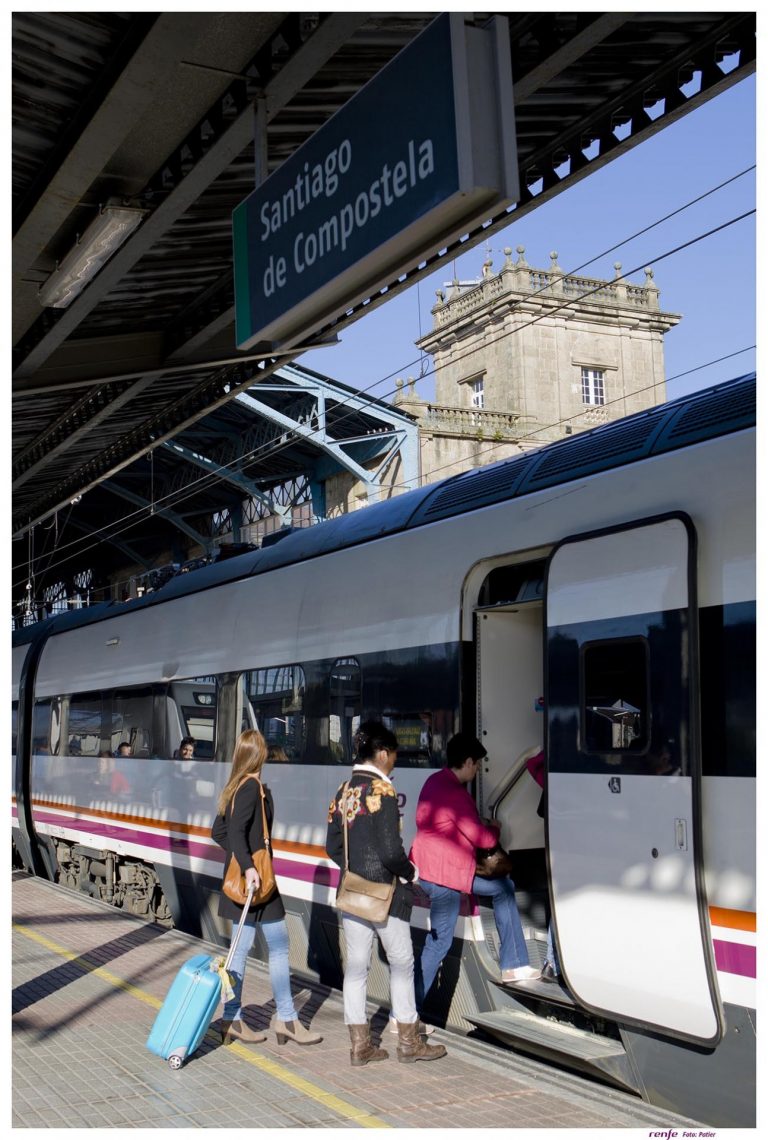 Una avería en un tren obliga a transportar en autobús hasta Ourense a pasajeros que viajan desde A Coruña y Santiago