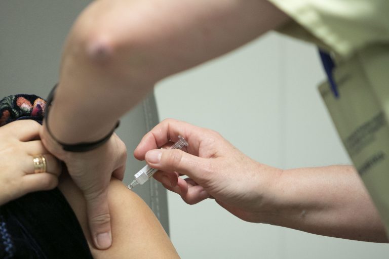 Casi 600.000 personas se vacunaron contra la gripe en la campaña del Sergas que concluyó este viernes