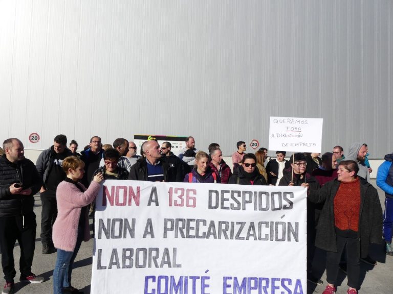 Trabajadores de la firma de procesado de pescado Isidro 1952 se concentran en contra del despido de 136 trabajadores