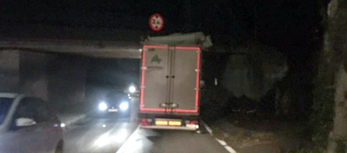 Un camión se queda encajado bajo el puente de Alba, en Pontevedra, y su conductor resulta ileso