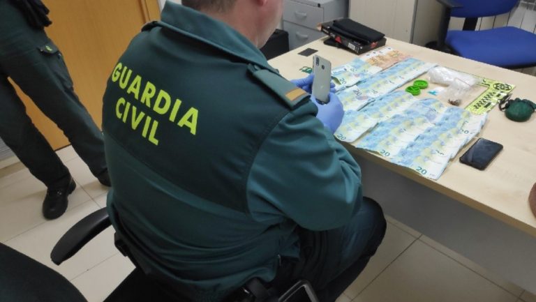 Detenidos dos ocupantes de un vehículo por tráfico de drogas en Cangas (Pontevedra)