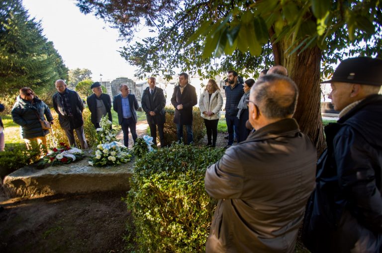 Una ofrenda floral conmemora el 84 aniversario de la muerte del escritor Valle-Inclán en Santiago