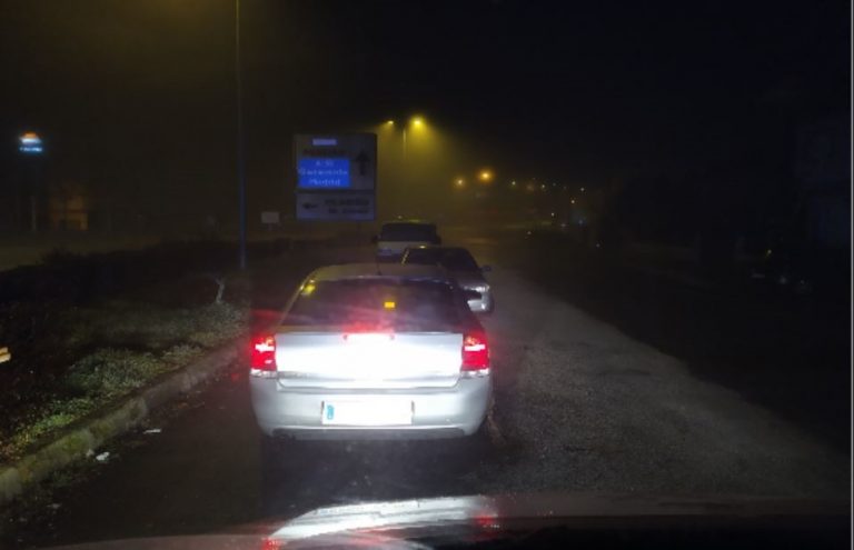 Un conductor profesional detiene la marcha de un vehículo que circulaba en sentido contrario por la A-52 en A Gudiña