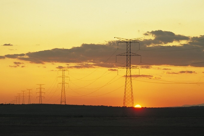 El Parlamento pide ampliar el plazo de alegaciones al proyecto de nuevos precios eléctricos y pagos por capacidad