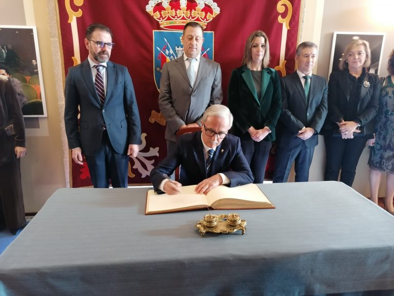 Ferrol celebra la festividad San Julián con la entrega de los títulos de Ferrolano del año y las insignias de oro