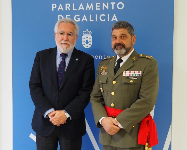 El general jefe de la Fuerza Logística Operativa se despide del presidente del Parlamento y del alcalde de Santiago