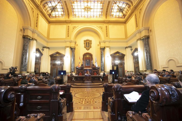 El pleno de A Coruña aprueba el presupuesto de 2020 con apoyo de todos los partidos, menos el PP