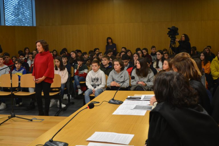Alumnado de ESO asiste en Ourense a un juicio simulado sobre acoso escolar