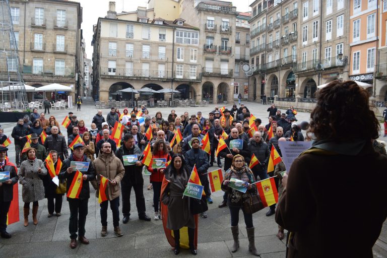 Gritos de «viva España» contra «un Gobierno en manos del separatismo» en las protestas de España Existe y Vox en Galicia