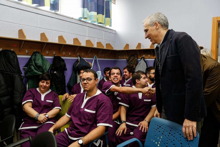 El conselleiro de Economía se marca como «prioridad» la inclusión sociolaboral «plena» de las personas con discapacidad