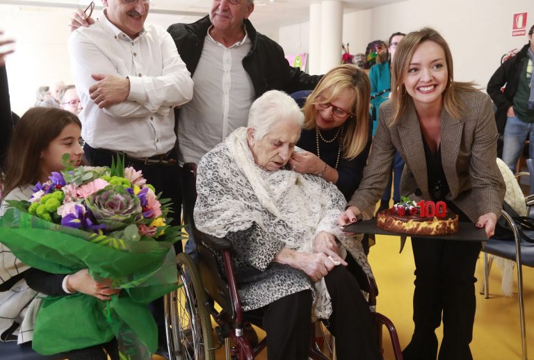 Fabiola García celebra el centenario de la compostelana Virginia Santiago