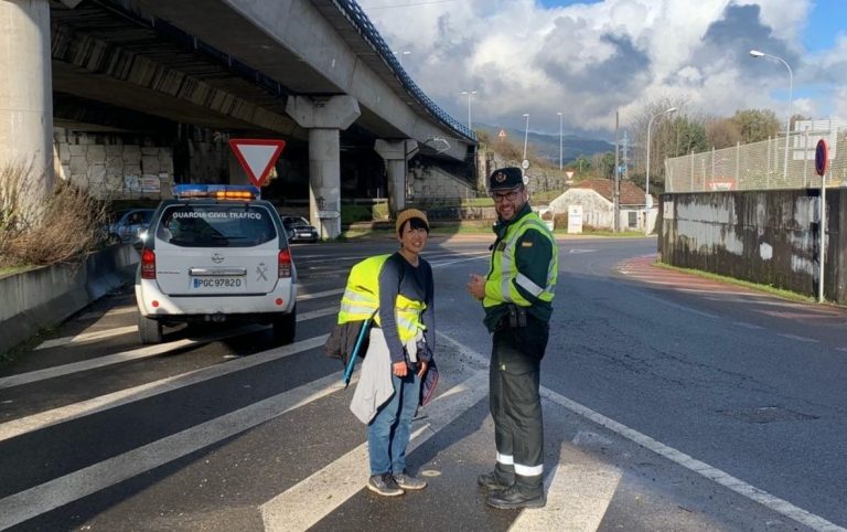 TURISMO.- La Guardia Civil devuelve al Camino de Santiago a una peregrina japonesa que caminaba por la A-55