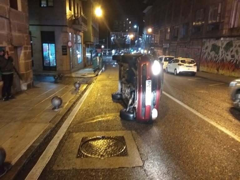 Denunciado en Vigo un conductor que dio positivo en alcoholemia y cuyo coche volcó al impactar contra un bolardo