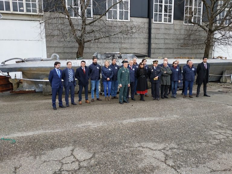 Efectivos de un centro europeo de Narcóticos analizan el ‘narcosubmarino’ localizado en Cangas (Pontevedra)