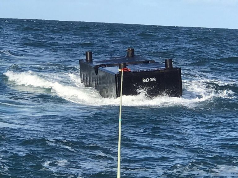 Pesca.- Recuperados varios contenedores caídos de un buque al mar en la Costa da Morte