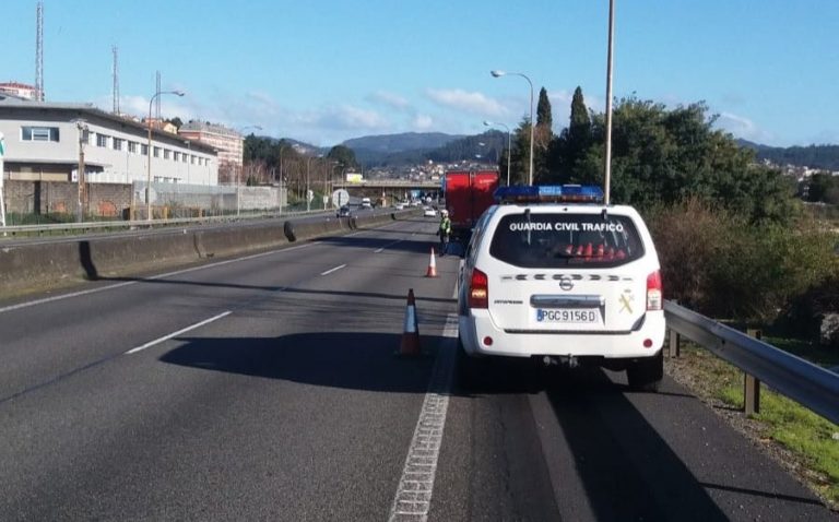 La salida de dos ruedas del eje trasero de un camión provoca el corte de un carril de la AP-9 en Pontevedra