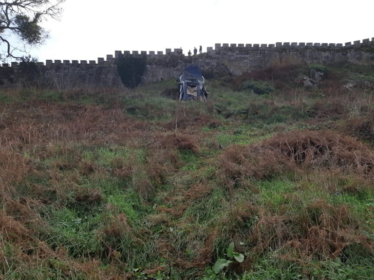 Dos personas se salva después de caer con el coche desde las muralla del Parador de Baiona (Pontevedra)