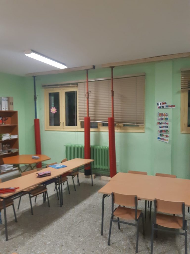 Un informe sobre las obras del centro de Sarria alerta sobre posibles caídas de cristales y de fragmentos de la fachada