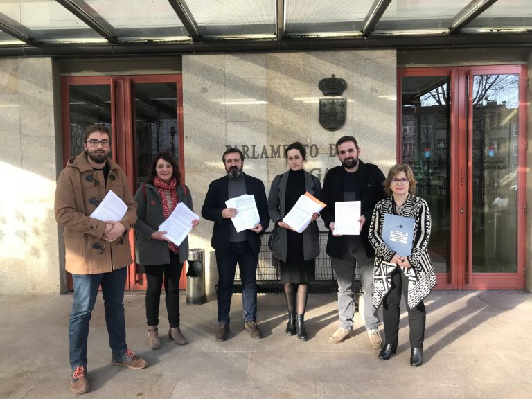 El BNG entrega en el Parlamento más de 7.500 firmas reclamando una ambulancia medicalizada para O Deza