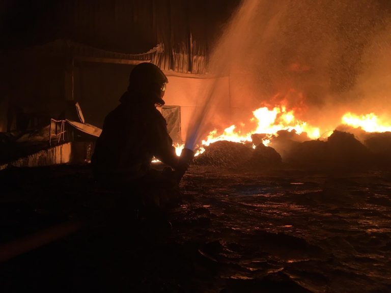 Queda extinguido el incendio que calcinó una nave industrial de plásticos en el polígono de Río do Pozo, en Narón