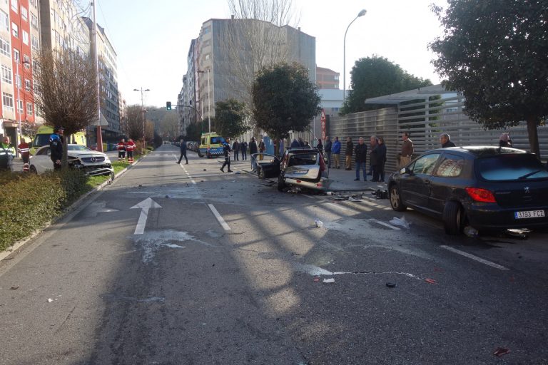 Una colisión múltiple en Vigo se salda con el traslado de tres adultos y un menor al hospital