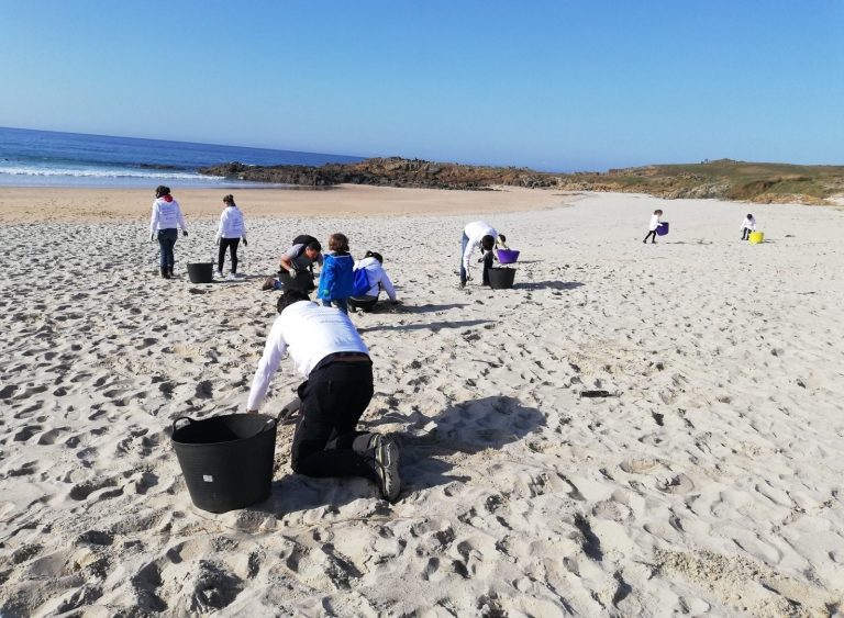Abanca inicia una nueva edición de su programa de voluntariado ambiental en la playa de Doniños