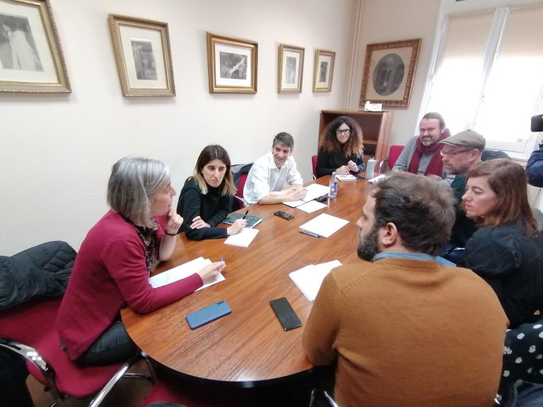 Mareas de A Coruña, Ferrol, Santiago y Vigo se coordinan para trasladar las demandas de los vecinos con «voz unánime»