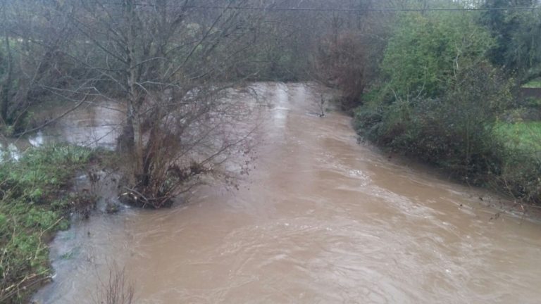 Las lluvias provocan desbordamientos de diversos ríos, desprendimientos de tierra e inundaciones en las vías gallegas