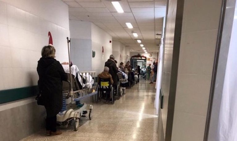 O’Mega denuncia de nuevo la presencia de «pacientes graves» en el pasillo de Urgencias del CHUS