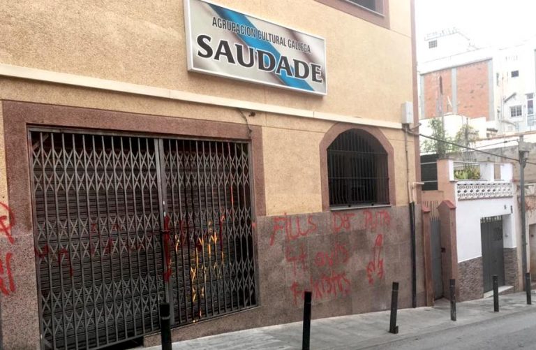 El centro gallego del barrio barcelonés de Horta aparece con pintadas como «feixistes de merda» y «fills de puta»