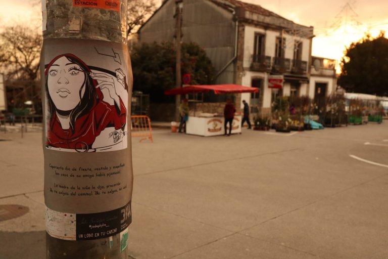 Los carteles feministas que reinterpretan el cuento de Caperucita Roja