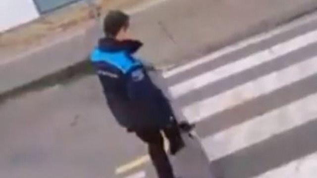 Pacma denuncia el «desprecio» de un policía local de Pontedeume (A Coruña) por «patear un gatito delante de menores»