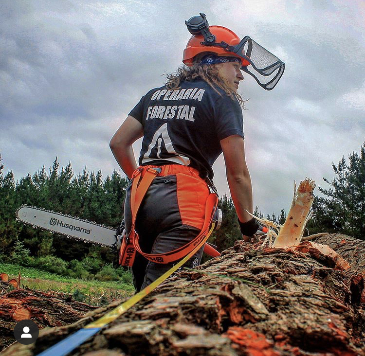 La ‘agroinfluencer’ que visibiliza en Instagram el trabajo de las operarias forestales