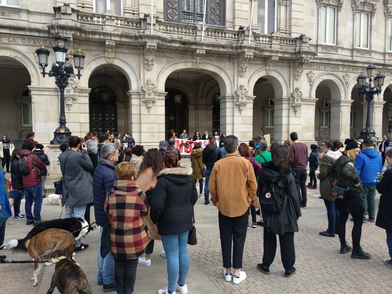 Más de 500 personas protestan en Vigo y A Coruña contra el uso de perros en la caza coincidiendo con el fin de temporada