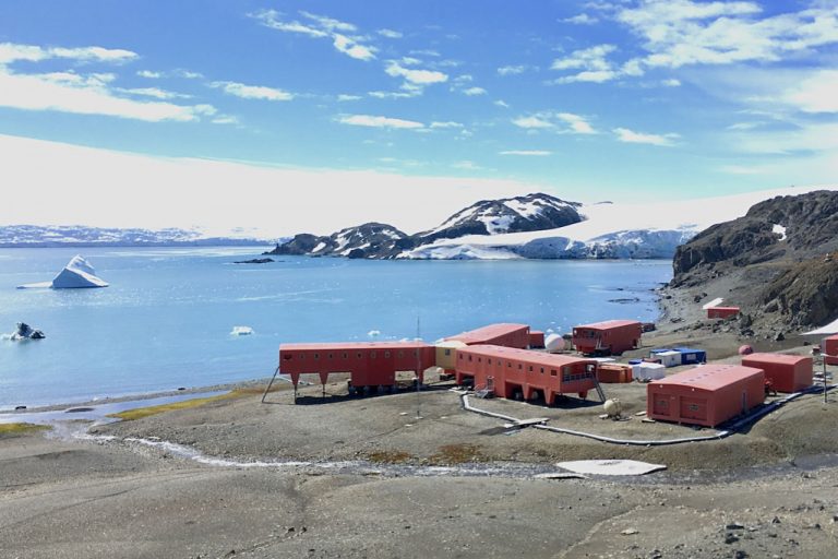 Investigadores de la USC instalan un detector de rayos cósmicos en la base científica ‘Juan Carlos I’ de la Antártida