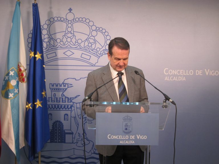 El alcalde de Vigo invita al Consello de Contas a examinar posibles ayudas públicas concedidas a aeropuertos