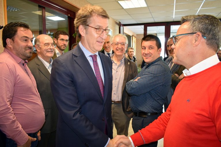 Feijóo participa en una comida con empresarios en Valga, con la demanda de un polígono industrial sobre la mesa