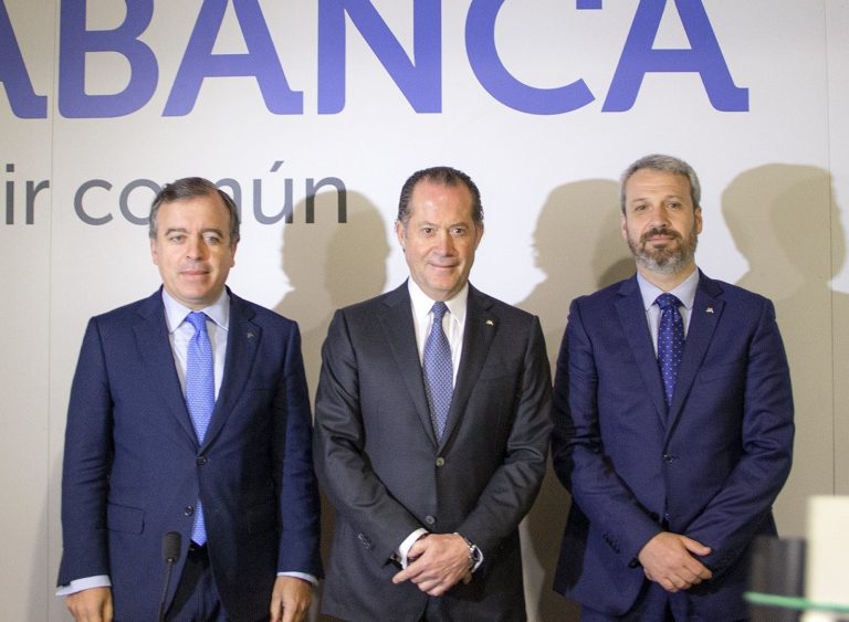 Escotet se muestra «sorprendido» ante las críticas a la universidad de Abanca y dice que es «compatible» con la pública