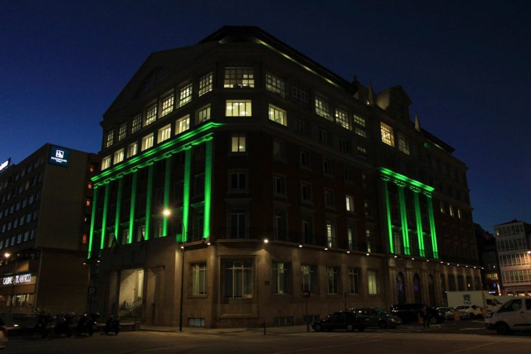 La Diputación de A Coruña se ilumina de verde en el Día Mundial contra el Cáncer