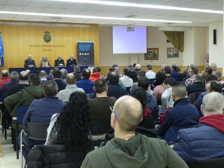 La Policía Nacional forma a vigilantes de seguridad que prestan servicio en estadios de fútbol en Galicia