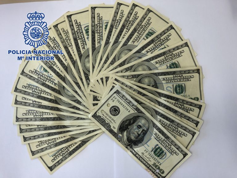 Detenidas 8 personas en Ribeira (A Coruña) e intervenidos 87.000 dólares estadounidenses falsificados