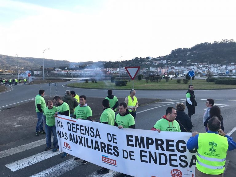 Trabajadores de las auxiliares y de la planta de Endesa en As Pontes cortan el tráfico en Pontedeume (A Coruña)