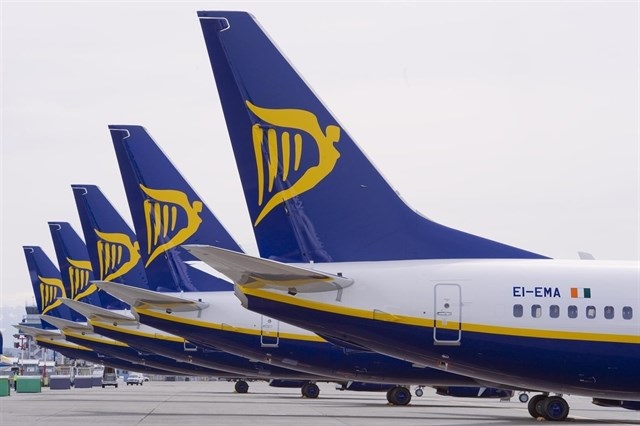 Ryanair amplía su base en Santiago y suscita la «indignación» entre los trabajadores despedidos en enero
