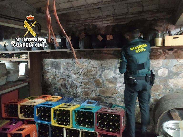 Intervenidos más de 300 litros de aguardiente y vino de fabricación artesanal en un local en Mos (Pontevedra)