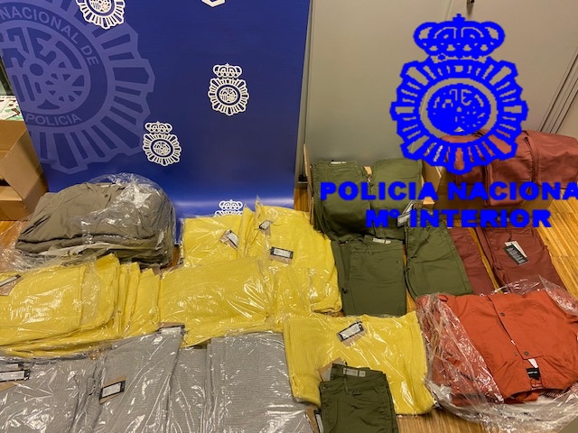 Detenido en Vigo tras fingir que trabajaba como transportista para apropiarse de casi 80 prendas de ropa en un almacén